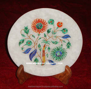 Assiette ronde en marbre poli, faite à la main, avec incrustation de pierres semi-précieuses traditionnelles - Product Image 1