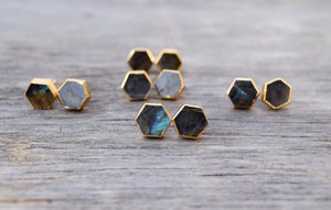 ต่างหูเงินแท้ชุบทองวินเทจทรงหกเหลี่ยมประดับลาบราโดไรต์ เหมาะสำหรับงานแต่งงาน งานครบรอบ งานหมั้น หรือเป็นของขวัญ - Product Image 4