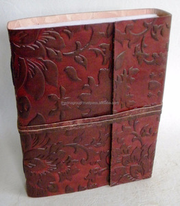 Vente en gros Carnet en cuir vintage fait à la main avec fermeture par bracelet en cuir Vente en gros Journal imprimé avec fleurs en relief personnalisées pour le bureau - Product Image 1