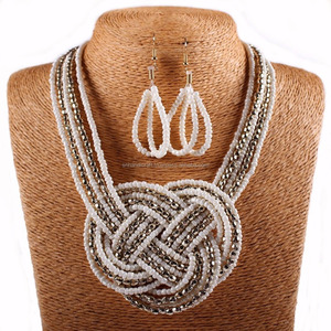 Collier pendentif en perles de rocaille multicolores beige tressées, créations faites à la main - Product Image 1