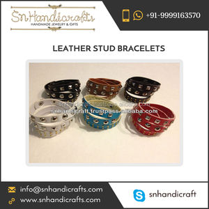 สร้อยข้อมือหนัง PU แบบพันสามชั้น ดีไซน์เก๋ ทำมือ พร้อมจำหน่ายในราคาขายส่ง - Product Image 1