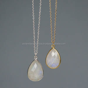 Magnifique collier fait main en pierre de lune arc-en-ciel serti dans un cadre par NanPlanetSilver Modèle GPN - Product Image 1