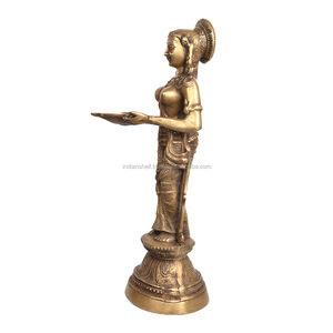 Lampada a Olio Tradizionale in Ottone Dorato con Figura Femminile che Regge una Paavai Vilakku, Articolo per Puja Diwali, Decorazione per Casa e Tempio BOL-133 - Product Image 3