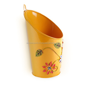 Jardinière murale décorative rouge suspendue avec design floral, parfaite pour l'intérieur et l'extérieur du jardin, ajoute du charme et de la fraîcheur instantanément - Product Image 3