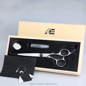 Tijeras de peluquero profesional de acero inoxidable afiladas curvas LA Elahi J2 con tornillo ajustable y acabado pulido alto - Product Image 1