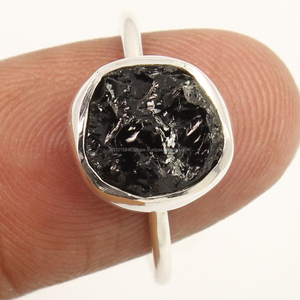 Best Seller hecho a mano puro 925 plata esterlina sólida Natural negro turmalina piedra preciosa impresionante corte áspero anillo regalo para ella - Product Image 2