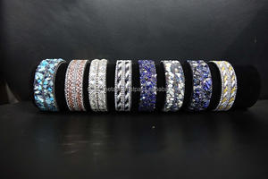 Muñequeras clásicas de cuero con elegante patrón de flores para todos los estilos - Product Image 2