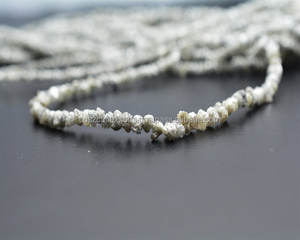 เพชรสีเทาอ่อนธรรมชาติแบบหยาบเส้นใย16นิ้ว - Product Image 2