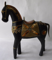 Cheval traditionnel indien antique avec une œuvre d'art exceptionnelle - Sculpture en bois artisanale