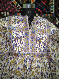 Robe longue en coton imprimé élégante et légère, avec des motifs floraux géométriques uniques, disponible à la vente - Product Image 2