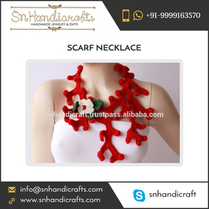 Écharpe tendance de couleur rouge avec un thème de Noël original, collier en crochet - Product Image 1