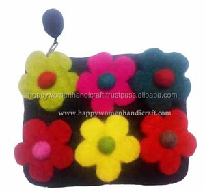 กระเป๋าใส่เหรียญทำมือจากผ้าขนสัตว์ลายดอกไม้ หลากสีสัน คอลเลคชั่นสวยเก๋สำหรับผู้หญิง ผลิตจากเนปาล เหมาะสำหรับใส่เหรียญ - Product Image 1