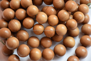 Perles rondes en bois de santal brun doré foncé naturel pour la fabrication de bijoux - Marque Riddhi Siddhi, origine Rajasthan, emballées en boîte - Product Image 2
