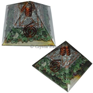Ruby Fuchsite Orgone Pyramides avec pointe de cristal: Acheter en ligne Orgone Pyramids - Product Image 1