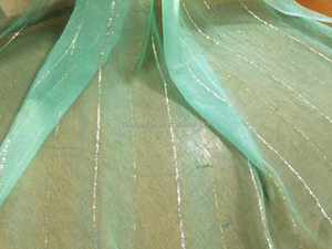 Nueva bufanda de gasa de primavera con líneas de Lurex finas doradas y plateadas Diseño de algodón cuadrado liso Colores personalizados Entrega rápida - Product Image 2