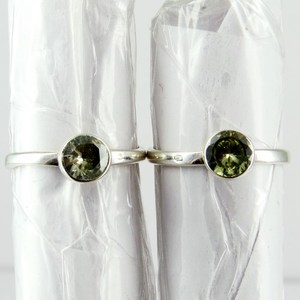 Anillos de Plata de Ley 925 con Circonita Verde y Engaste de Bisel, Estilo Bohemia, Joyería para Compromiso y Boda, Shri Ashapura Jewels - Product Image 4
