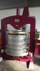 เครื่องทำน้ำองุ่นสภาพใหม่พร้อมเครื่องกดคั้นน้ำองุ่น - Product Image 4