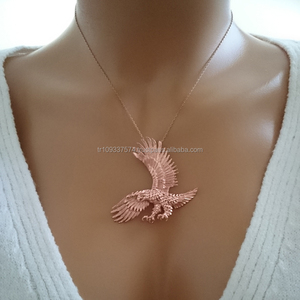 สร้อยคอจี้รูปสัตว์สีโรสโกลด์สีเหลืองทอง14K ดีไซน์รูปนกอินทรีสีดำเครื่องประดับสำหรับงานแต่งงานของผู้หญิงทำจากไก่งวง - Product Image 4