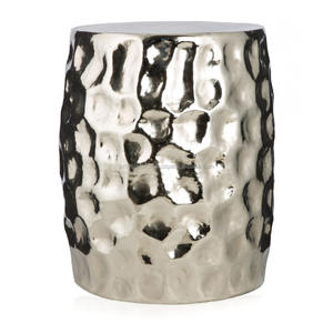 Taburete de Metal con diseño de tambores tradicionales - Product Image 1