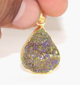 อัญมณีอัญมณีธรรมชาติหลายพลอยไฟฟ้าเครื่องประดับทําด้วยมือ Druzy 20X24 มม. หัวใจจี้หินวันเกิดชุบทองจี้ Boho