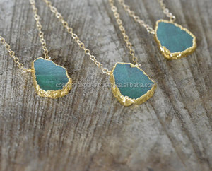 Collier d'émeraudes remplies d'or avec perles de pierre et tranche d'émeraude verte plaquée or fabriqué en Inde - Product Image 1