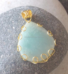 หินอเวนจูรีนสีเขียวธรรมชาติพร้อมจี้สร้อยคอรูปลูกแพร์ชุบทองทำด้วยมือ - Product Image 1