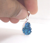 Pendentif Bohème Fait Main en Argent Plaqué Sterling avec Druzy Multi-Pierres Naturelles en Forme de Poire, Pierre de Naissance Paon, Tendance pour Fêtes