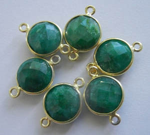 Abalorio de bisel de plata 925 hecho a mano con colgante de moda de piedras preciosas Esmeralda verde con incrustaciones de ajuste de bisel - Product Image 1
