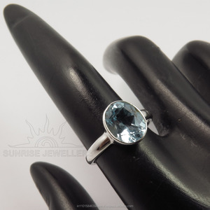 Anillos de Compromiso y Boda de Plata de Ley 925 con Baño de Rodio y Topacio Azul Ovalado Facetado, Venta al por Mayor en Todos los Tamaños - Product Image 3