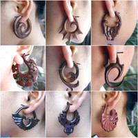 Vente en gros de nombreux ensembles de piercings ethniques, designs variés, sculptures en bois, Bali, livraison gratuite, colis