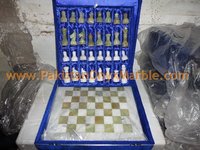 Échecs en marbre Onyx de qualité fine Figures sculptées Pierre naturelle Décoration de la maison Technique polie Modèle de style d'amour