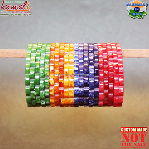 Bijoux en bakélite vintage avec fleur de marguerite rouge sculptée, vente en gros - Product Image 6