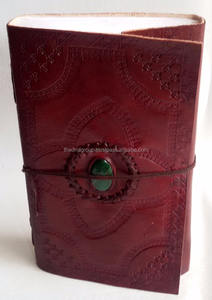 Diario de cuero estilo Tapa dura Diseño en relieve vintage hecho a mano con cierre de piedra e hilo, cuaderno de cuero perfecto - Product Image 3