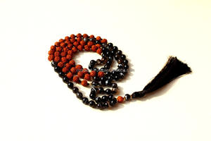 Collier artisanal pour homme en agate du Botswana et rudraksha, style bohème, avec pampille en soie – Bijou en pierres précieuses pour le yoga, idéal comme cadeau d'anniversaire - Product Image 2