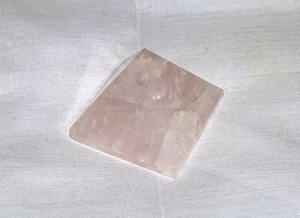 Pyramide en quartz rose de haute qualité avec finition polie pour l'amour, la guérison énergétique et la décoration positive - Product Image 4