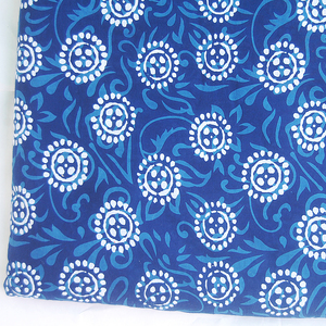Tela de gasa de algodón indio con estampado de bloque azul índigo hecha a mano Material artesanal respetuoso con la piel para ropa y bolsos al por mayor - Product Image 3