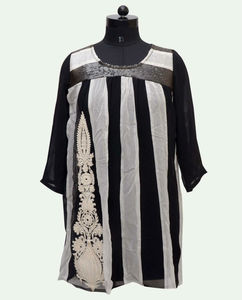 Viscosa bordada Kali Short Kurti en ropa india y paquistaní blanca y negra - Product Image 1