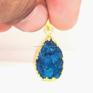 Collier pendentif à breloque en forme de poire Druzy bleu naturel en argent sterling fait à la main avec finition plaquée or Style classique à la mode - Product Image 3