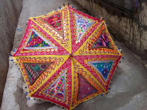 ร่มกันแดดสไตล์วินเทจสำหรับตกแต่งงานแต่งงานร่มกันแดดแบบอินเดียพร้อมแผงลูกไม้ควบคุมด้วยมือและวัสดุโพลีเอสเตอร์ - Product Image 2