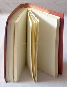 Journal en cuir à texture fleur et feuille en relief de couleur rose avec petit imprimé unique, cahier en cuir fabriqué à la main - Product Image 1