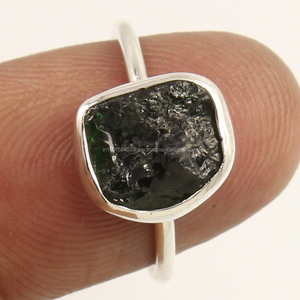 Pequeño anillo pequeño Tamaño áspero Natural VERDE TURMALINA Piedra preciosa 925 Plata de ley sólida Ajuste de bisel en forma de fantasía - Product Image 1