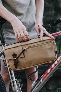 กระเป๋าหนังสะพายข้างทรงเรขาคณิตสำหรับทุกเพศ, กระเป๋าหนังแคนวาสแบบมีซิปพร้อมกรอบโลโก้ออกแบบได้ตามต้องการ - Product Image 6