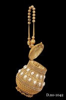 1042 Pochette de soirée pour femme en métal SAFFIANO de haute qualité, faite main, ornée de perles dorées et argentées, forme carrée demi-lune avec pierres