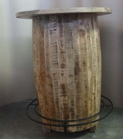 Table de bar de comptoir de restaurant haut de gamme en bois de manguier massif de style industriel, baril à huile, baril à whisky en bois