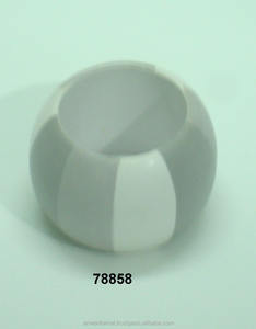 Hauts ronds de serviette décoratifs faits à la main en bois peints à la main - Product Image 1