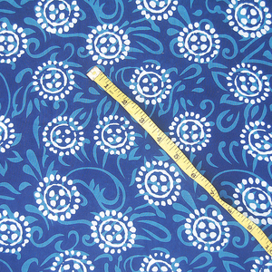 Tela de gasa de algodón indio con estampado de bloque azul índigo hecha a mano Material artesanal respetuoso con la piel para ropa y bolsos al por mayor - Product Image 1