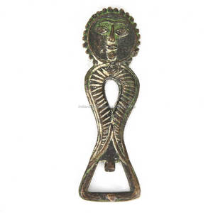 Ouvre-bouteille artisanal en laiton antique traditionnel en forme de visage tribal pour la décoration de mariage et de plage STP-09 - Product Image 1