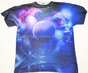 Camiseta estampada por encima de la galaxia, creada con el proceso de impresión por sublimación