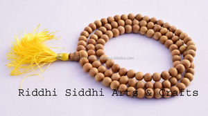 Mini pulsera Mala de sándalo 27 cuentas de madera aromáticas amarillas doradas fragancia amaderada dulce ecológica para meditación diaria - Product Image 3