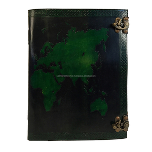 Journal en cuir véritable unisexe avec pages blanches vierges faites à la main avec carte du monde en relief noir avec livre de voyage à couverture rigide d'ombre verte - Product Image 1